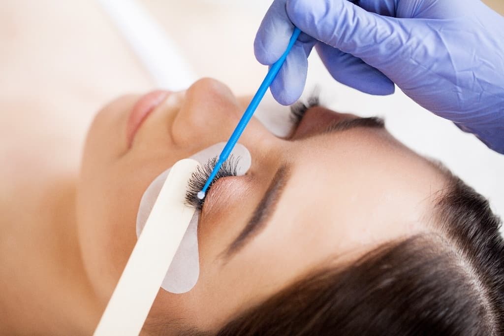 Augenbrauenlifting und Wimpernlifting